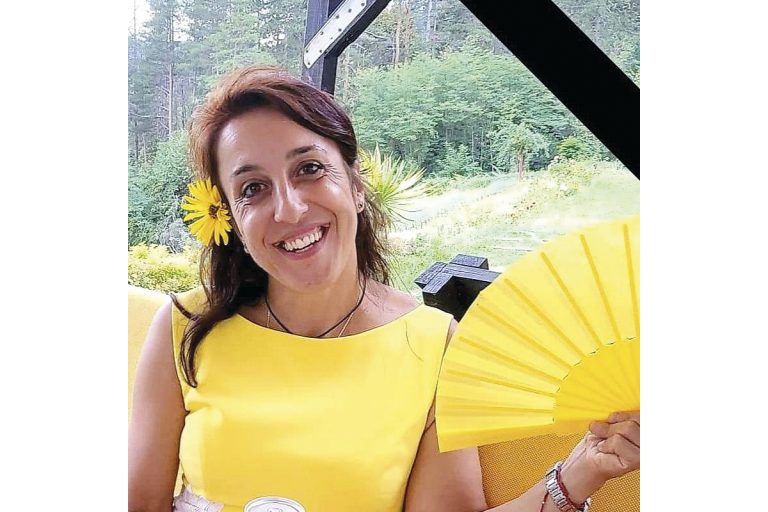 Влюбена във върховете, учителка достигна подножието на Еверест