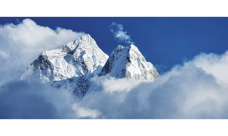 Влюбена във върховете, учителка достигна подножието на Еверест