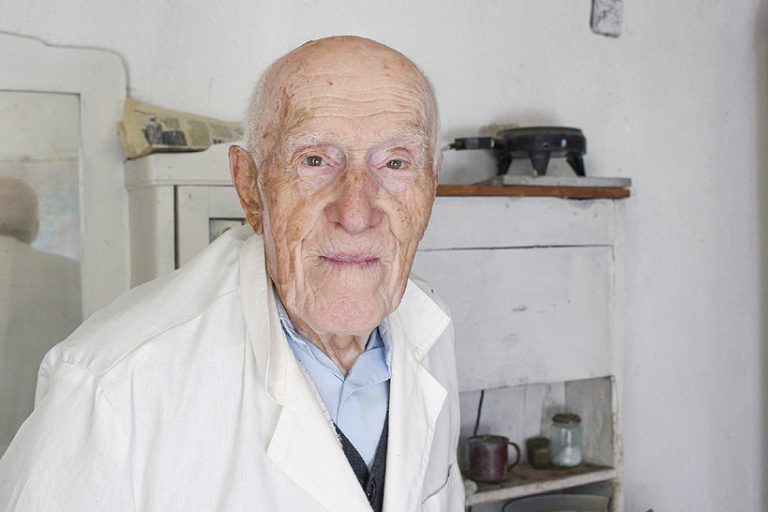 94-годишен върти бръснача в Горски Горен Тръмбеш