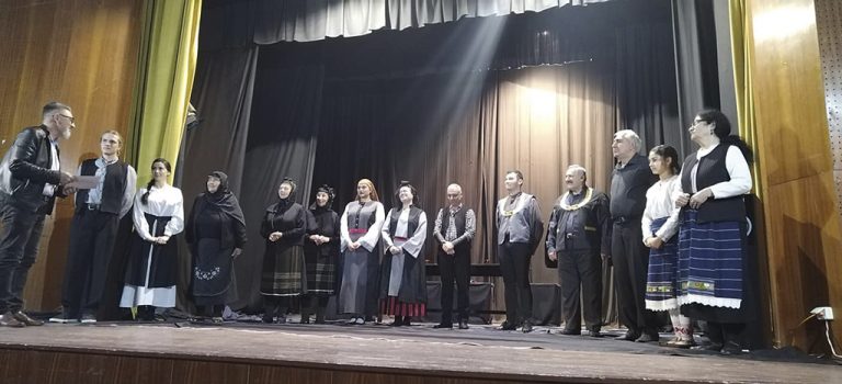 Самодейци на възраст от 8 до 78 години играят в театралната трупа в Първомайци