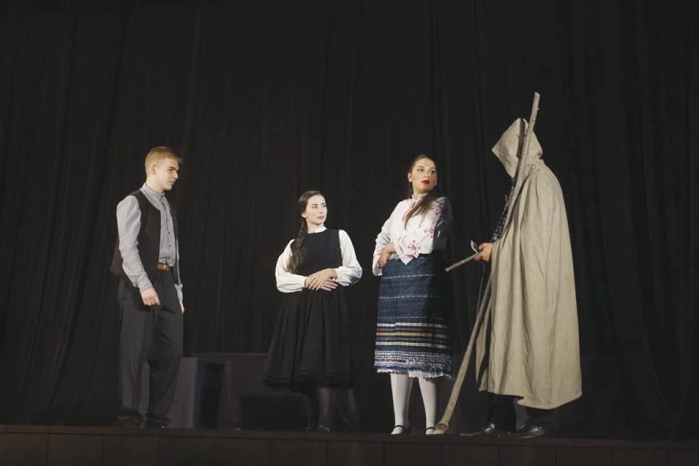 Самодейци на възраст от 8 до 78 години играят в театралната трупа в Първомайци