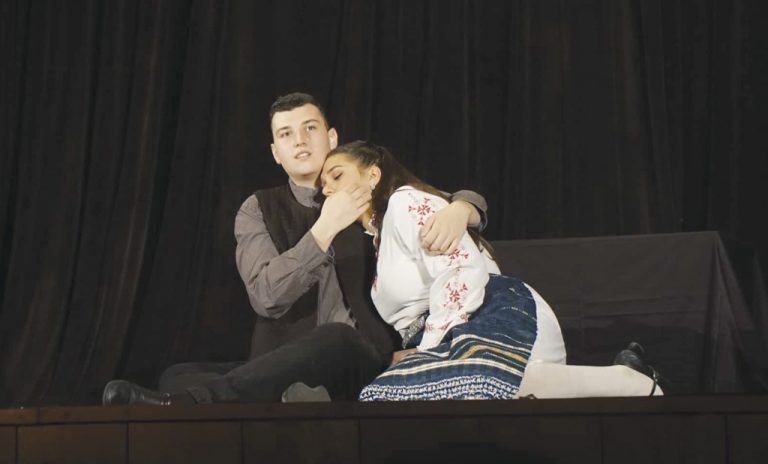 Самодейци на възраст от 8 до 78 години играят в театралната трупа в Първомайци