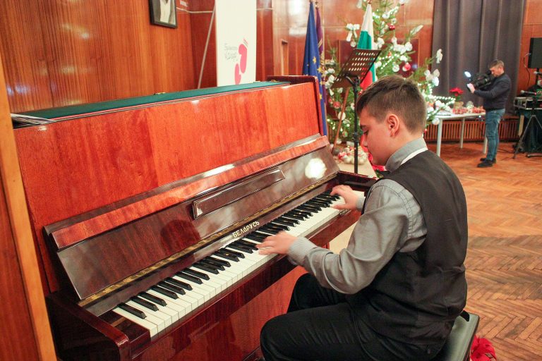 Президентът Румен Радев даде старт на „Българската Коледа“ от В. Търново