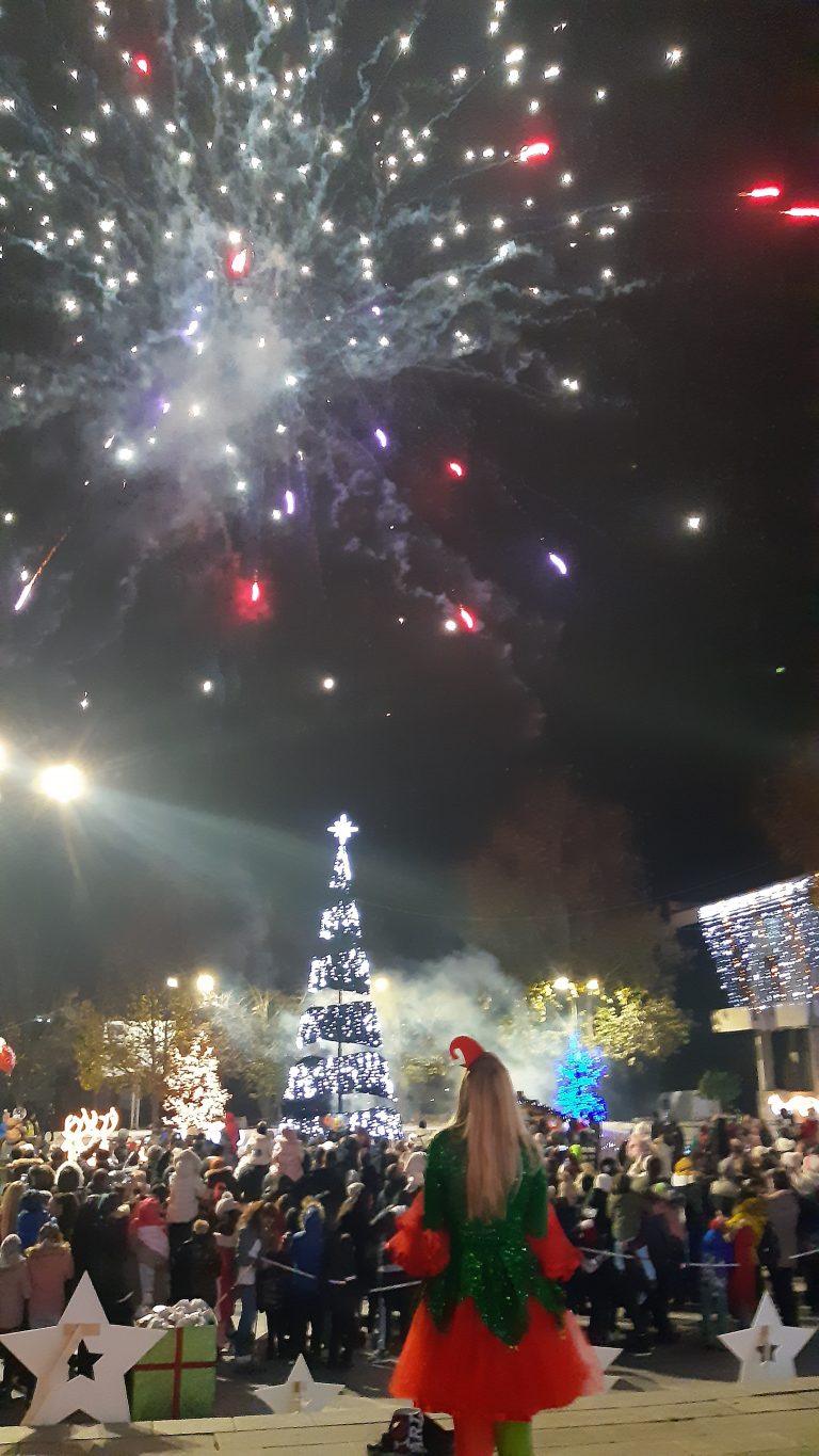 С огнено шоу и забавления грейнаха Коледните светлини в Свищов