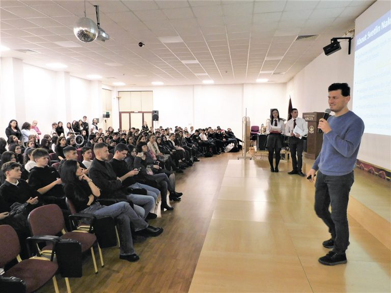 Светлин Наков запозна учениците от Американския колеж със света на бъдещето