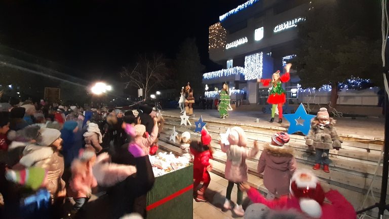 С огнено шоу и забавления грейнаха Коледните светлини в Свищов