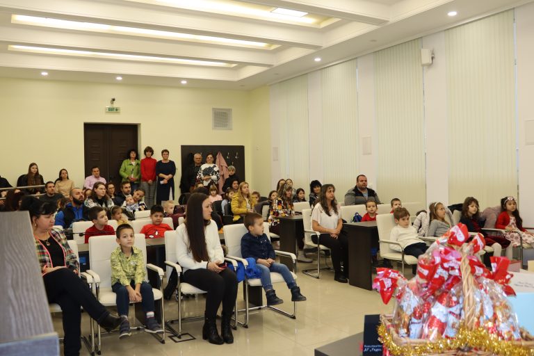 Децата от община Лясковец рисуваха коледни честитки за четиринадесети път