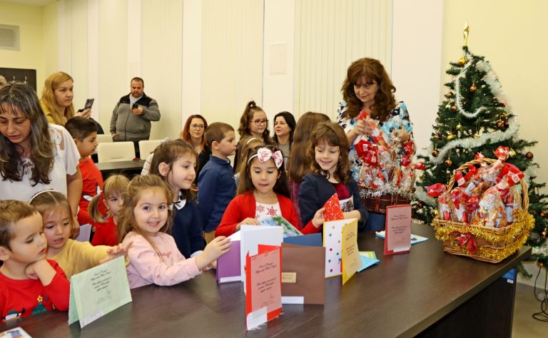 Децата от община Лясковец рисуваха коледни честитки за четиринадесети път