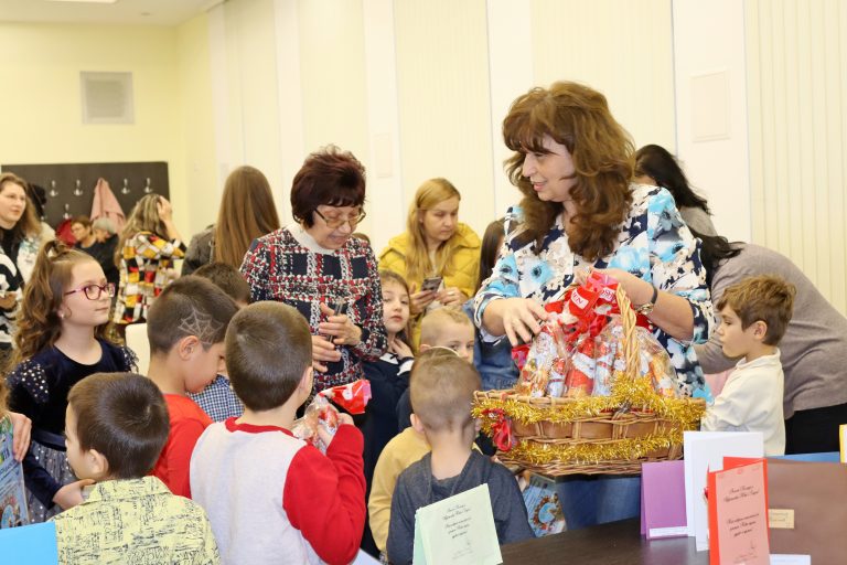 Децата от община Лясковец рисуваха коледни честитки за четиринадесети път
