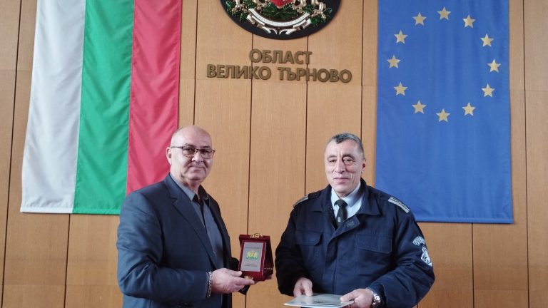 Общество | Началникът на „Охранителна полиция“ при ОД на МВР  комисар Стефан Николов с плакет от областния управител