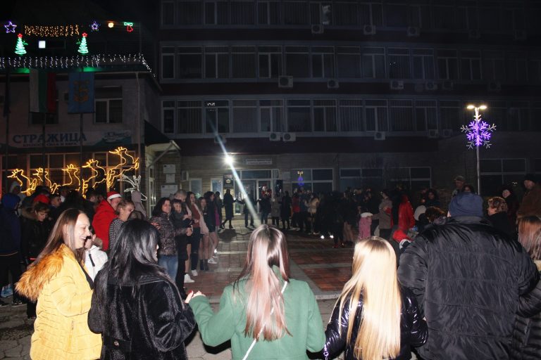 Стражица | С наздравица, народни хора и заря Стражица посрещна новата година