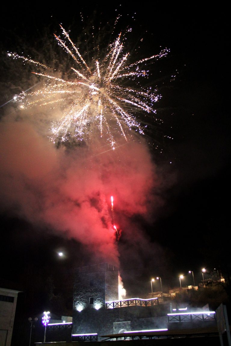 С наздравица, народни хора и заря Стражица посрещна новата година