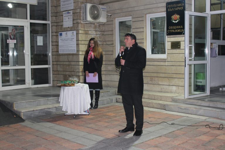 С наздравица, народни хора и заря Стражица посрещна новата година