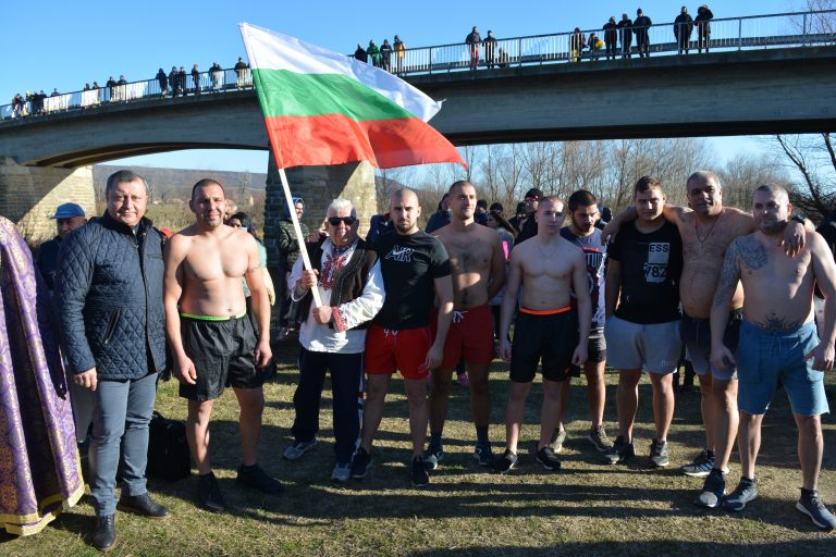 Тодор Балканджиев извади Богоявленския кръст в Павликени