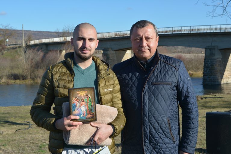 Общество | Тодор Балканджиев извади Богоявленския кръст в Павликени