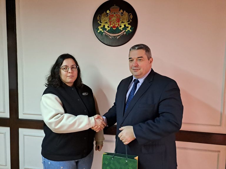 Горна Оряховица | Кметът на Г. Оряховица се срещна с фотографка, завоювала трета награда в конкурс на МРРБ