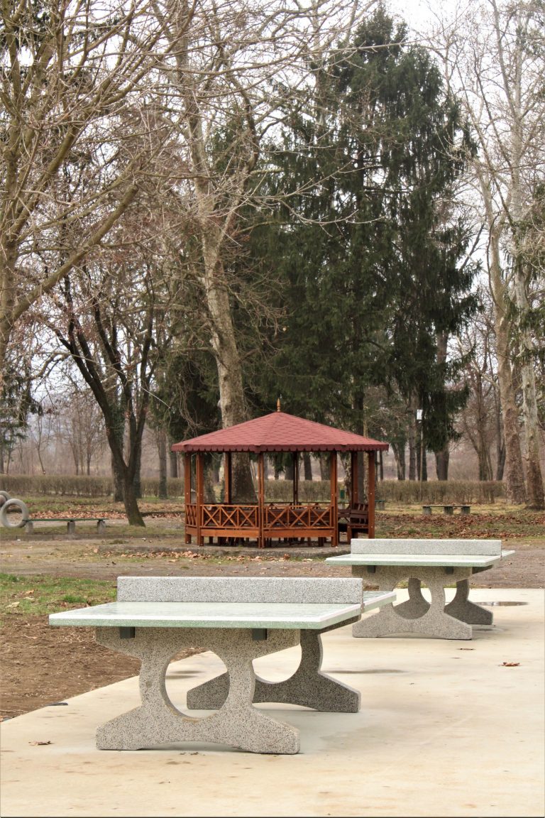 Продължава обновяването на парковата зона в Стражица