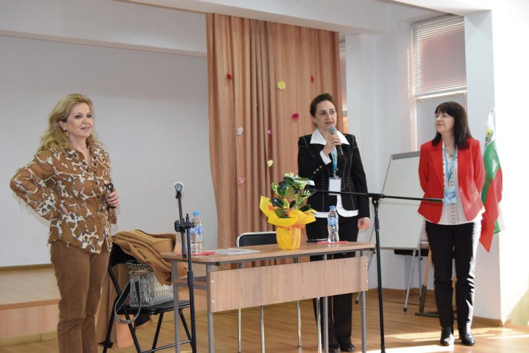 Мадлен Алгафари разговаря с ученици за проблемите им