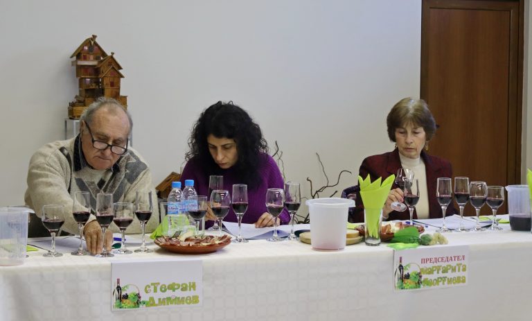 В Лясковец зарязаха лозята за здраве и берекет и се веселиха за Зарезан с Капанския ансамбъл