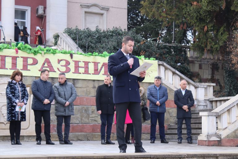 В Лясковец зарязаха лозята за здраве и берекет и се веселиха за Зарезан с Капанския ансамбъл