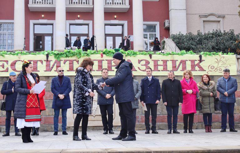 В Лясковец зарязаха лозята за здраве и берекет и се веселиха за Зарезан с Капанския ансамбъл