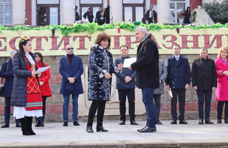 В Лясковец зарязаха лозята за здраве и берекет и се веселиха за Зарезан с Капанския ансамбъл