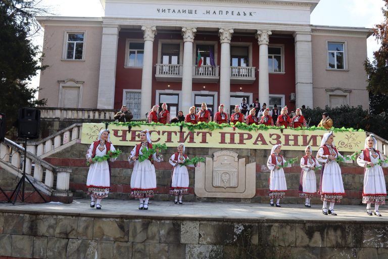 В Лясковец зарязаха лозята за здраве и берекет и се веселиха за Зарезан с Капанския ансамбъл