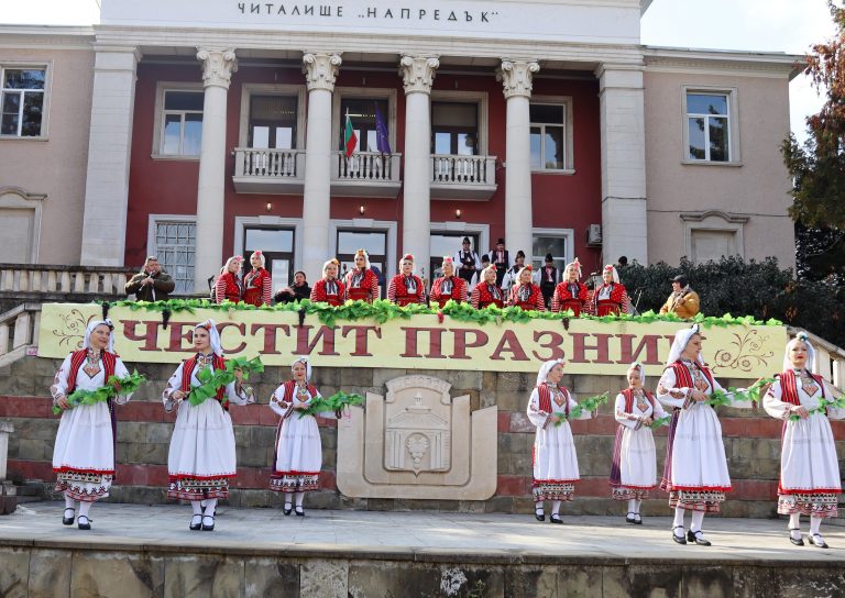 В Лясковец зарязаха лозята за здраве и берекет и се веселиха за Зарезан с Капанския ансамбъл