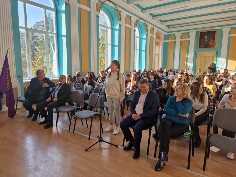 Ученици и историци дискутираха в ХГ „Св. св. Кирил и Методий“