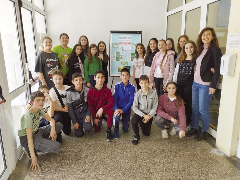 Общество | Рисунки на ученици от Свищов бяха избрани  за лого и постер на международен проект