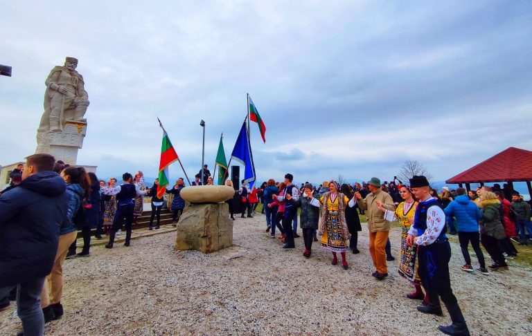 Тържествено отбелязаха 3 март в община Елена