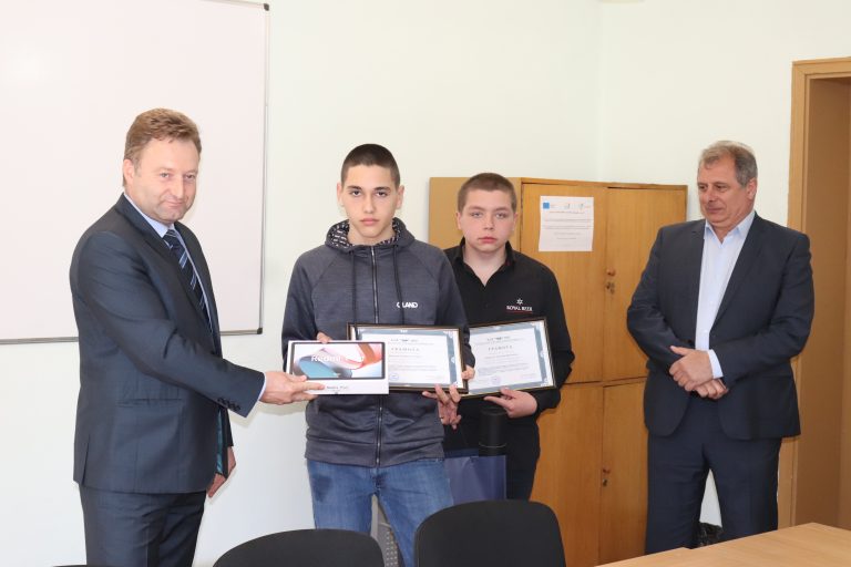 Горещи новини | Наградиха деветокласниците, предотвратили влакова катастрофа