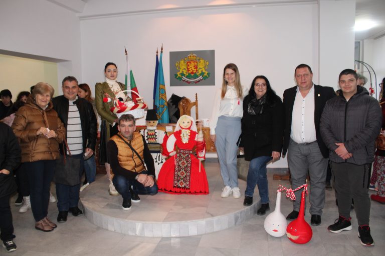 Общество | Изложба-базар на мартеници подредиха в Стражица