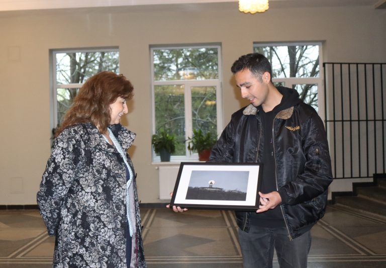 Горещи новини | Изложба „Светлата страна на луната“ показа в Лясковец млад фотограф