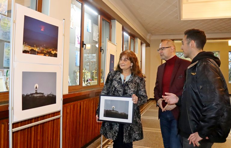 Изложба „Светлата страна на луната“ показа в Лясковец млад фотограф