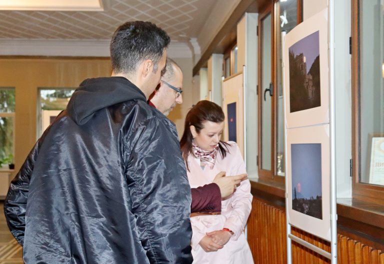 Изложба „Светлата страна на луната“ показа в Лясковец млад фотограф