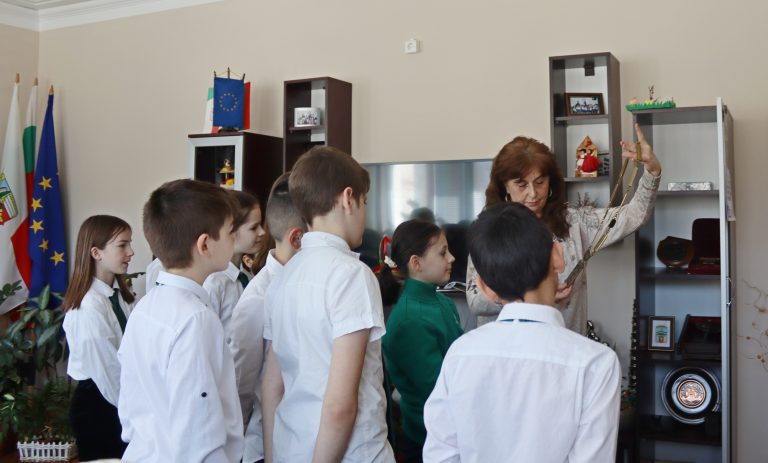 Четвъртокласници от лясковската гимназия се учиха как се управлява община