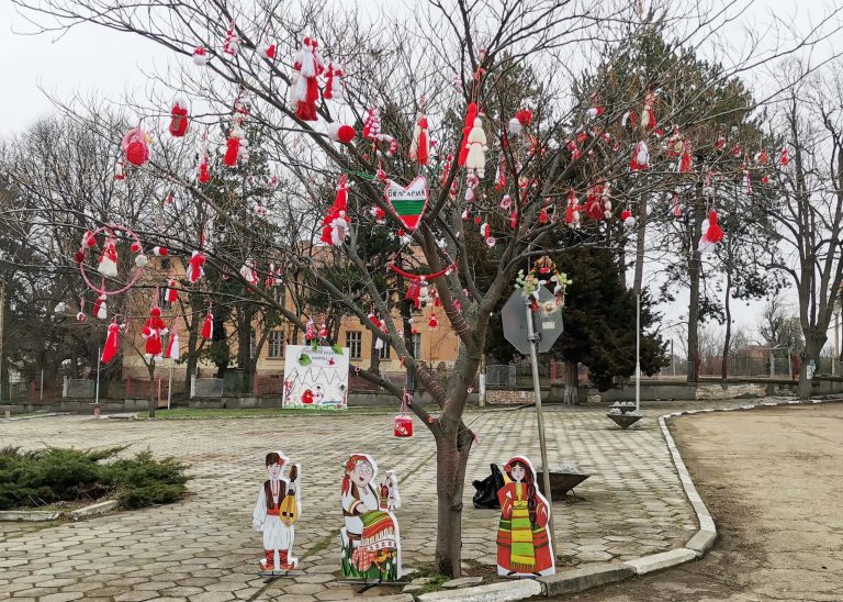 Общество | С 250 мартеници украсиха дърво в Дъскот