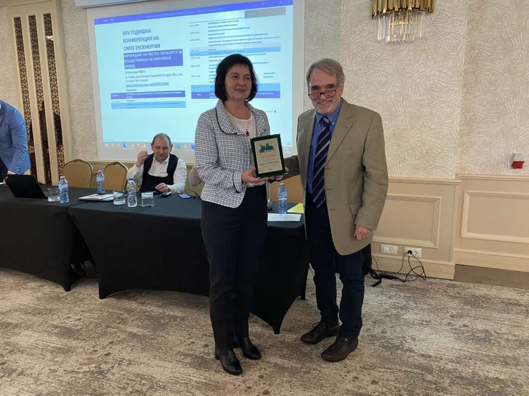 Общество | Павликени с наградата „ЕкоЕнергия“ за проекта за енергоспестяващи мерки на плувния басейн