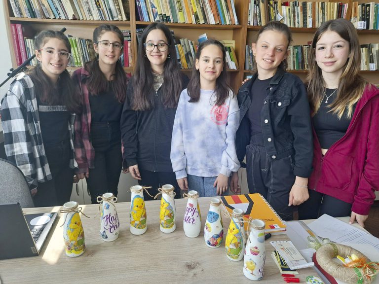 Общество | Ученици от Свищов събраха дарения  за социални домове в Павликени и Елена