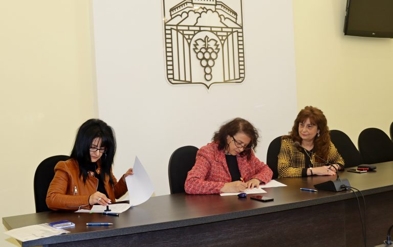 Кметът на Лясковец д-р Гецова подписа осем договора за финансиране на проекти от Фонд за подкрепа на местни инициативи