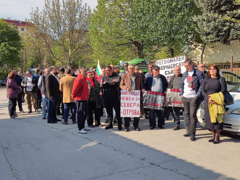 Над 100 души излязоха на протест срещу завода за боклук във Върбовка