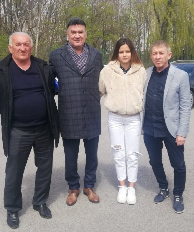 Етърки подариха на Борислав Михайлов книгата “Болярките”