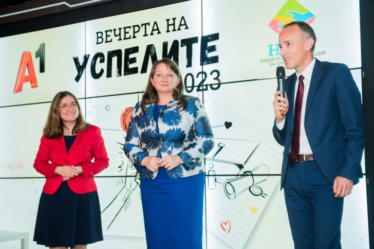 Шестнадесет момичета и момчета от приемни семейства празнуваха абитуриентския си бал на „Вечер на успелите“, организирана от НАПГ и А1