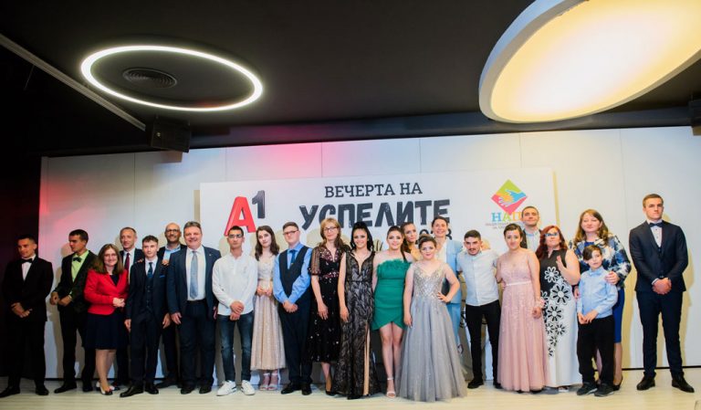 Шестнадесет момичета и момчета от приемни семейства празнуваха абитуриентския си бал на „Вечер на успелите“, организирана от НАПГ и А1
