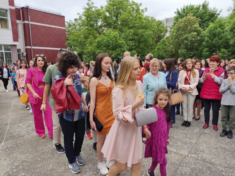 Първокласници изпратиха абитуриентите в СУ “Емилиян Станев”