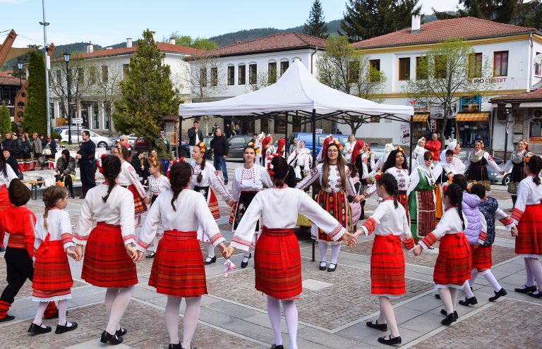 Фестивалът „Веселие в Елена“ събра хиляди любители на фолклора