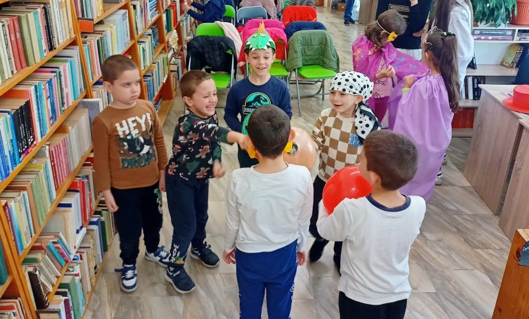 Лясковските деца се учиха как се става библиотекар