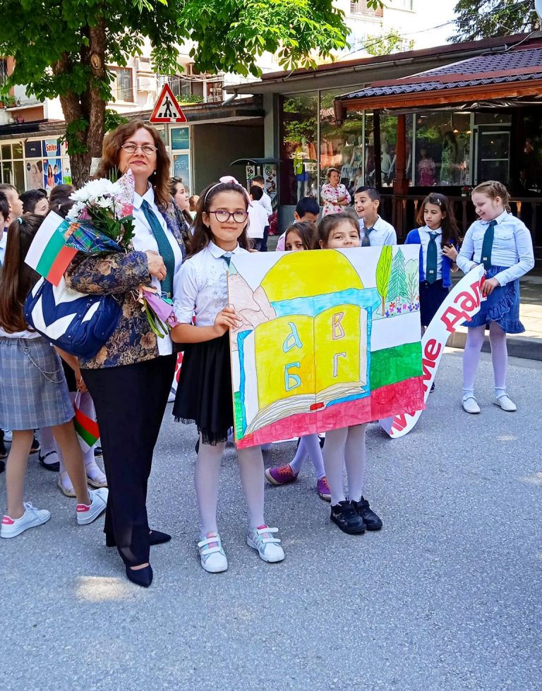 С танци, стихове и песни децата на Община Лясковец славиха първоучителите