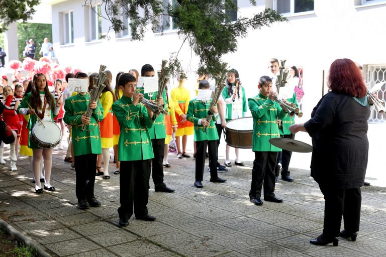 С танци, стихове и песни децата на Община Лясковец славиха първоучителите